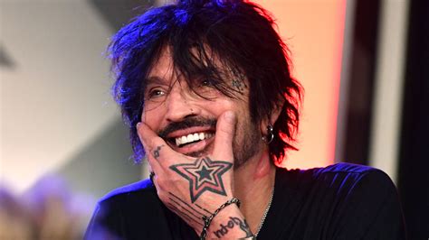 Tommy Lee posta foto de nu frontal totalmente explícita nas。